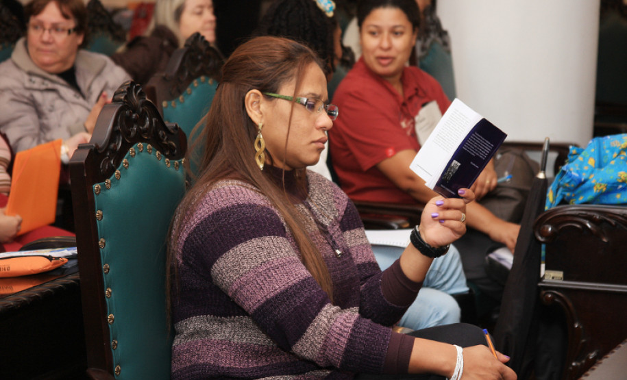 Entre os temas de inclusão social foi apresentada a discussão sobre a Lei 10639/03, que tornou obrigatório o ensino da História e Cultura Afro-brasileira e Africana em todas as disciplinas da educação básica.