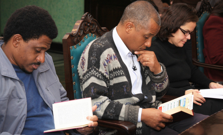 Em 2011, a SEED promoveu o Encontro de Educadores Negros do Paraná, o Encontro da Federação das Comunidades Quilombolas...