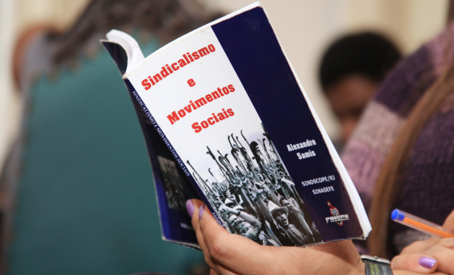 ... o Fórum Permanente de Educação e Diversidade Étnico-Racial do Paraná, e a implementação de equipes multidisciplinares nas escolas da rede estadual.