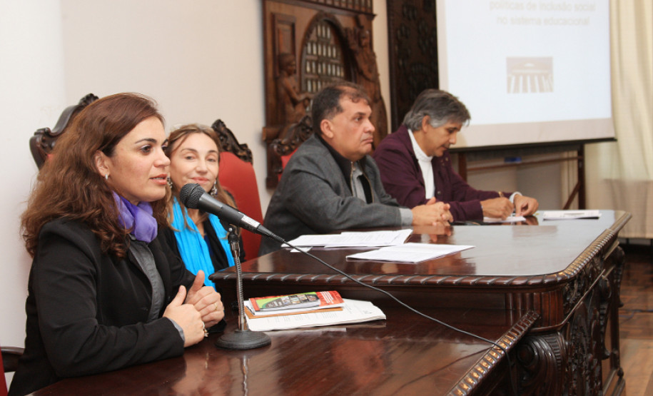 A diretora do Departamento da Diversidade da Secretaria de Estado da Educação (SEED), Luciane Fagundes Mendes, participou das discussões e contou sobre as ações desenvolvidas pela Secretaria.