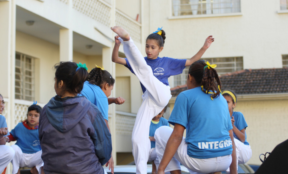 Estudantes cantaram e tocaram instrumentos de percussão. Atividades fazem parte do período integral do Colégio Estadual Manoel Ribas.