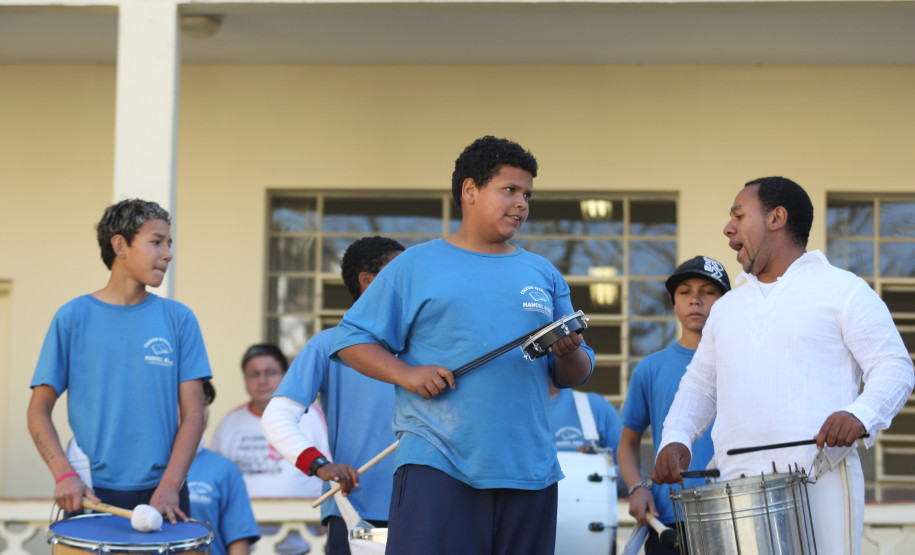Estudantes cantaram e tocaram instrumentos de percussão. Atividades fazem parte do período integral do Colégio Estadual Manoel Ribas.