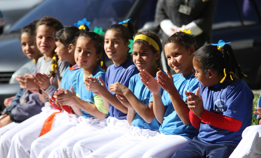 Estudantes cantaram e tocaram instrumentos de percussão. Atividades fazem parte do período integral do Colégio Estadual Manoel Ribas.