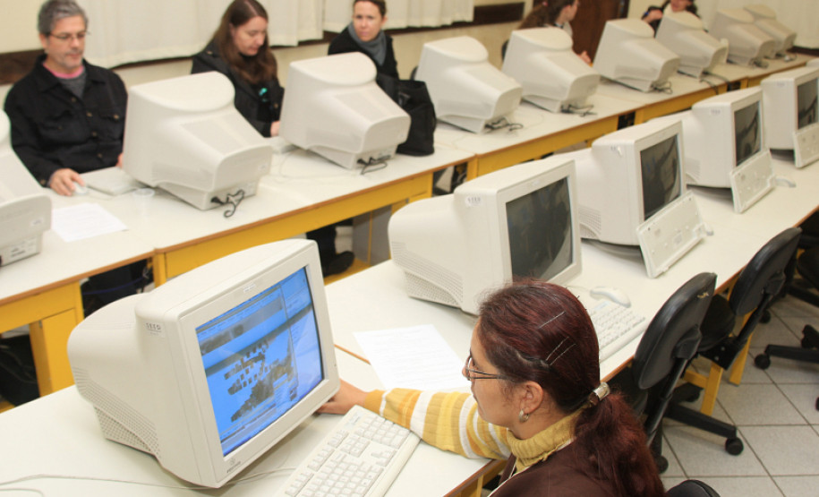 Os professores do Colégio Estadual Jayme Canet, em Curitiba, têm participado de oficinas de utilização de aplicativos e softwares educacionais realizadas pela da Coordenação de Apoio ao Uso de Tecnologias (Cautec) Diretoria de Tecnologia Educacional (Ditec).
