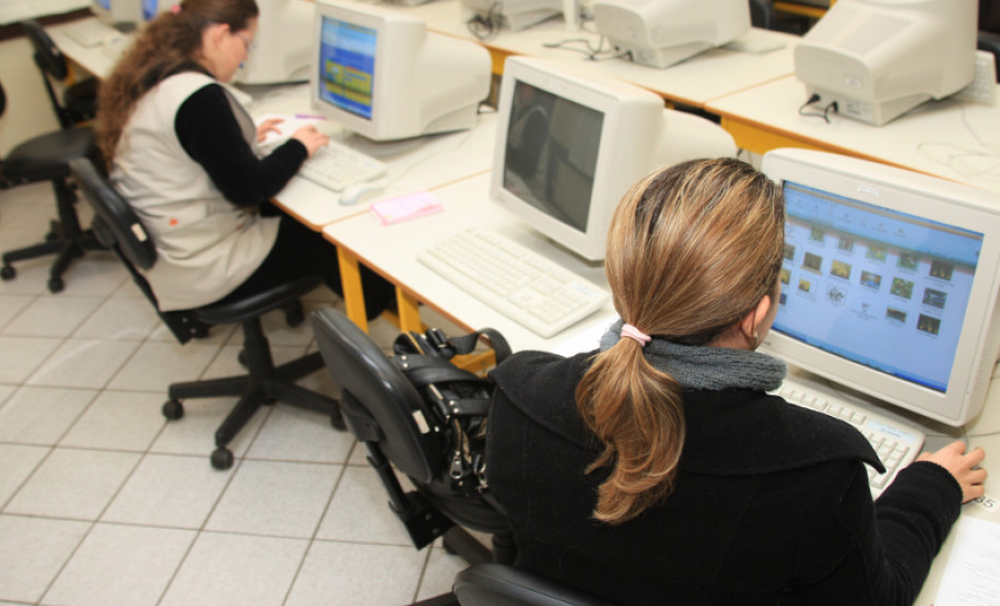 Na semana passada as aulas foram sobre o GIMP - software livre utilizado para manipulação e criação de imagens.