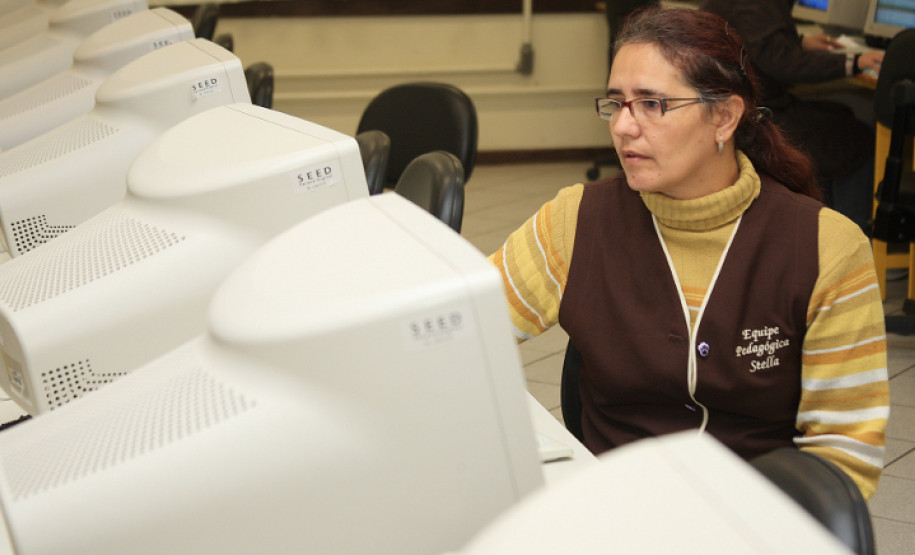 Os cursos são abertos para professores, gestores e equipe pedagógica da rede estadual de ensino. Realizados na hora atividade, as oficinas possibilitam, não apenas o acesso e uso das tecnologias disponíveis nas escolas, mas também a elaboração de propostas que subsidiam os profissionais da educação no uso dos recursos tecnológicos disponíveis.