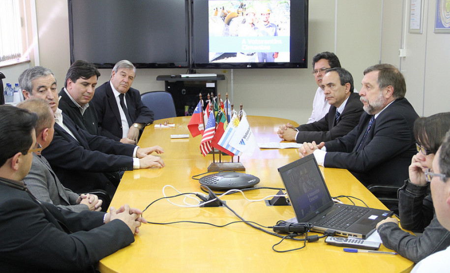 Obras terão investimentos de R$ 1,8 milhão e serão entregues até dezembro.  Convênio prevê construção de refeitório em escola estadual de Itaperuçu e quadra poliesportiva e de outros oito refeitórios em escolas de Rio Branco do Sul.