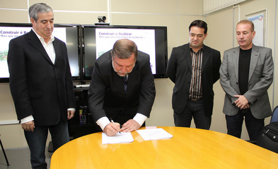 Obras terão investimentos de R$ 1,8 milhão e serão entregues até dezembro.  Convênio prevê construção de refeitório em escola estadual de Itaperuçu e quadra poliesportiva e de outros oito refeitórios em escolas de Rio Branco do Sul.