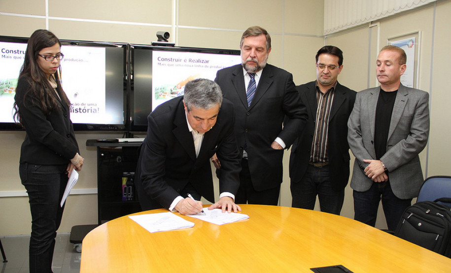 Obras terão investimentos de R$ 1,8 milhão e serão entregues até dezembro.  Convênio prevê construção de refeitório em escola estadual de Itaperuçu e quadra poliesportiva e de outros oito refeitórios em escolas de Rio Branco do Sul.