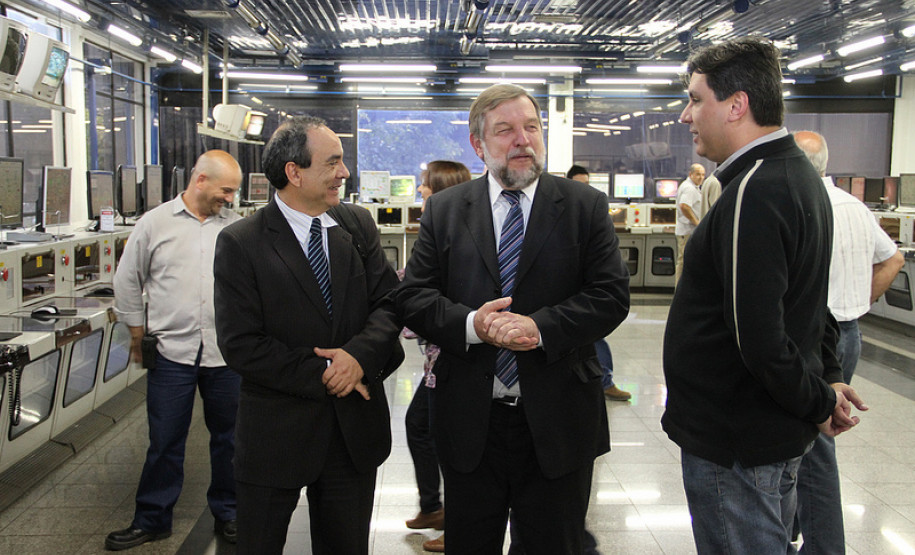 Obras terão investimentos de R$ 1,8 milhão e serão entregues até dezembro.  Convênio prevê construção de refeitório em escola estadual de Itaperuçu e quadra poliesportiva e de outros oito refeitórios em escolas de Rio Branco do Sul.