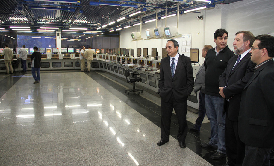 Obras terão investimentos de R$ 1,8 milhão e serão entregues até dezembro.  Convênio prevê construção de refeitório em escola estadual de Itaperuçu e quadra poliesportiva e de outros oito refeitórios em escolas de Rio Branco do Sul.