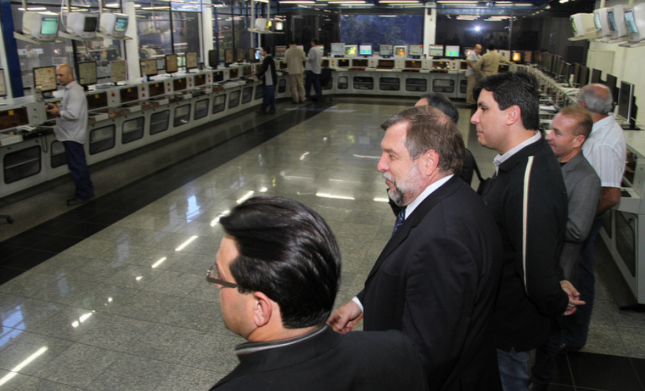 Obras terão investimentos de R$ 1,8 milhão e serão entregues até dezembro.  Convênio prevê construção de refeitório em escola estadual de Itaperuçu e quadra poliesportiva e de outros oito refeitórios em escolas de Rio Branco do Sul.