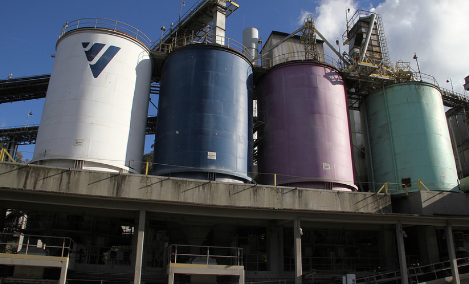 Obras terão investimentos de R$ 1,8 milhão e serão entregues até dezembro.  Convênio prevê construção de refeitório em escola estadual de Itaperuçu e quadra poliesportiva e de outros oito refeitórios em escolas de Rio Branco do Sul.