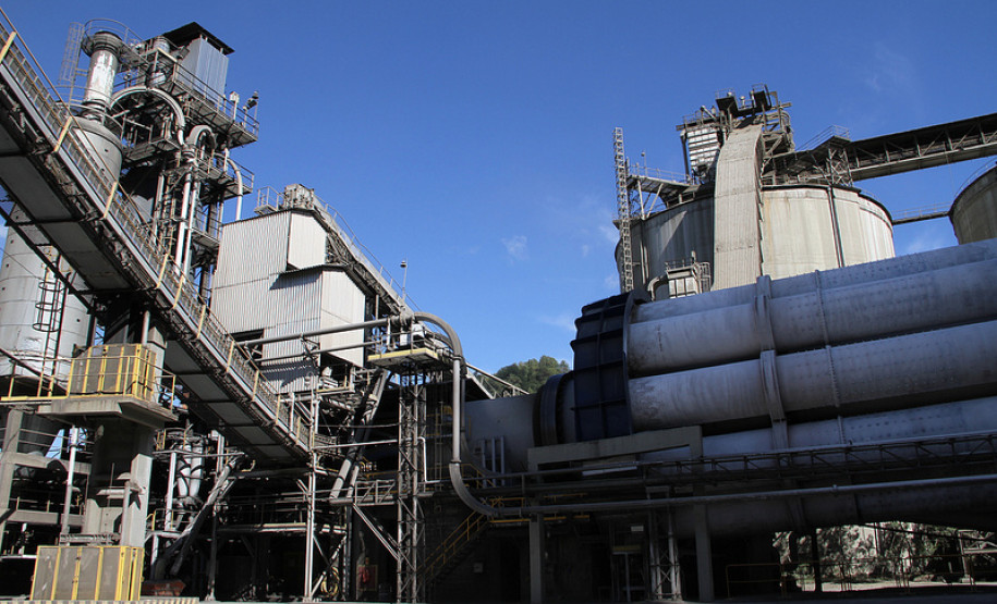 Obras terão investimentos de R$ 1,8 milhão e serão entregues até dezembro.  Convênio prevê construção de refeitório em escola estadual de Itaperuçu e quadra poliesportiva e de outros oito refeitórios em escolas de Rio Branco do Sul.