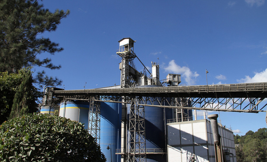 Obras terão investimentos de R$ 1,8 milhão e serão entregues até dezembro.  Convênio prevê construção de refeitório em escola estadual de Itaperuçu e quadra poliesportiva e de outros oito refeitórios em escolas de Rio Branco do Sul.