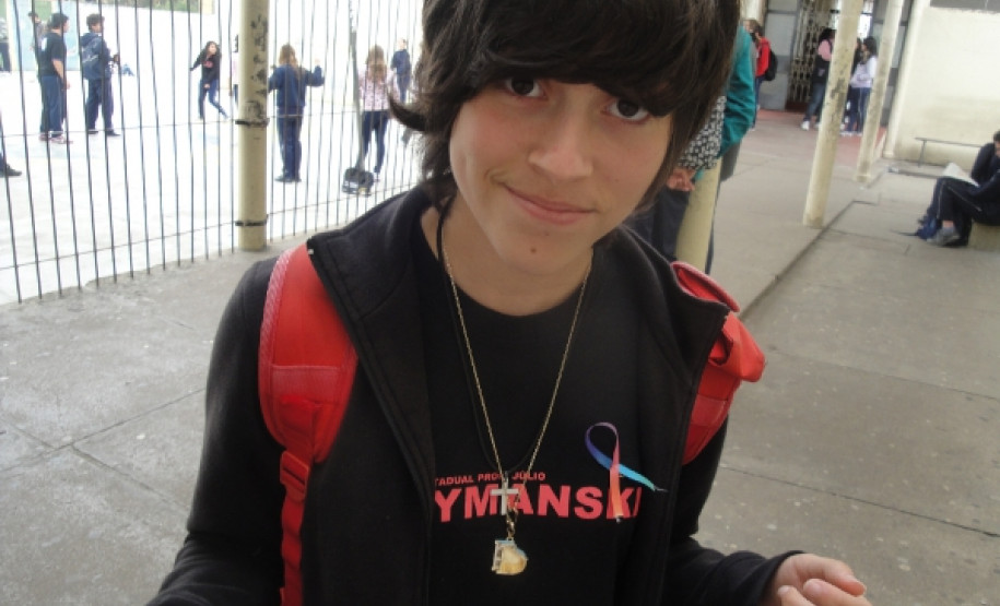 Equipe multidisciplinar e grêmio estudantil do Colégio Estadual Professor Júlio Szymanski promovem debates com alunos e professores sobre o assunto