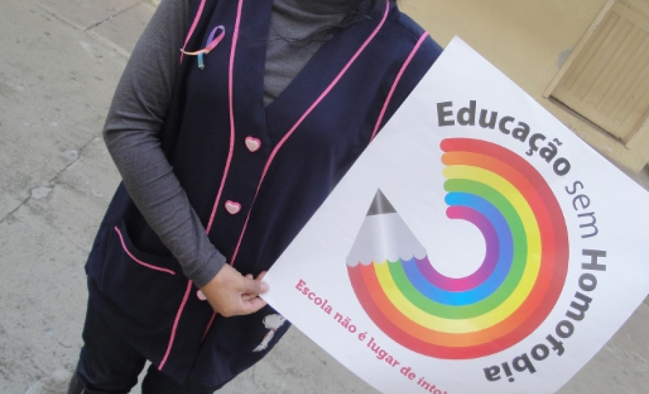 Equipe multidisciplinar e grêmio estudantil do Colégio Estadual Professor Júlio Szymanski promovem debates com alunos e professores sobre o assunto