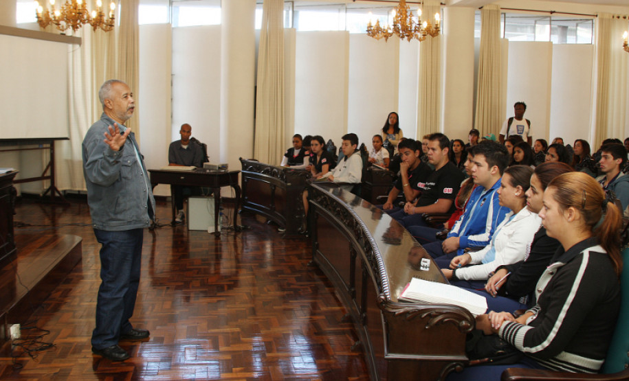 As visitas integram o projeto “Ações Afirmativas no Ensino Médio”, que oportuniza aos alunos o debate sobre sistemas de cotas raciais e sociais e o acesso às universidades