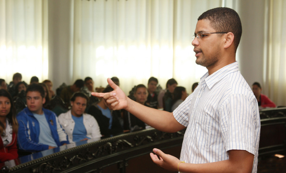 Palestras fazem parte de projeto de incentivo ao ingresso em universidades públicas, promovido pelo Colégio Estadual Genésio Moreschi, em Colombo