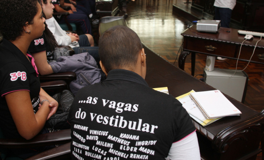 Palestras fazem parte de projeto de incentivo ao ingresso em universidades públicas, promovido pelo Colégio Estadual Genésio Moreschi, em Colombo