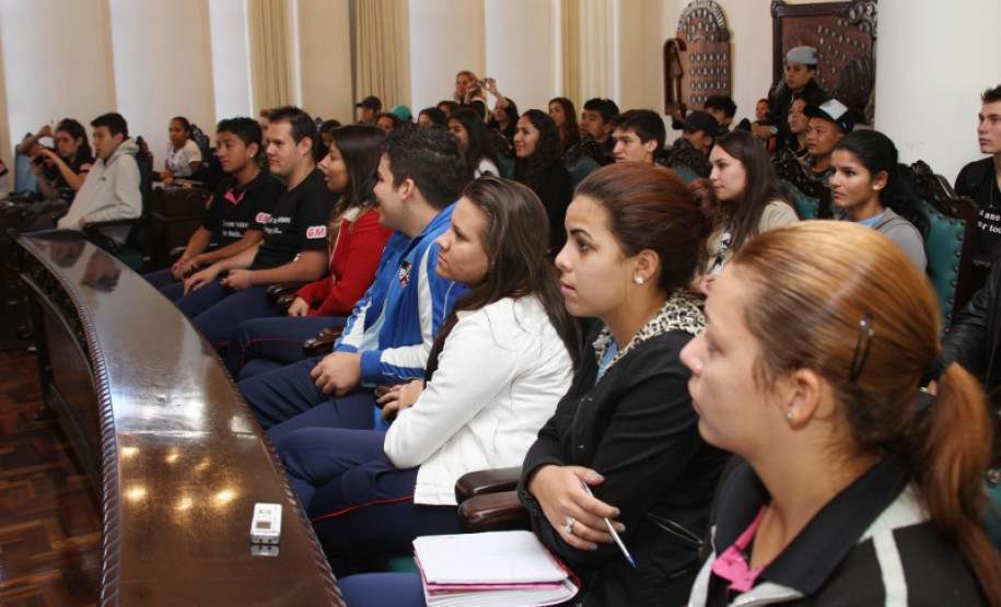 Palestras fazem parte de projeto de incentivo ao ingresso em universidades públicas, promovido pelo Colégio Estadual Genésio Moreschi, em Colombo