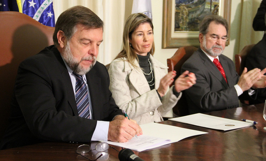 Grupo de trabalho que vai estruturar o programa foi criado nesta quinta-feira (31) por decreto do governador em exercício Flávio Arns. Serão atendidas inicialmente 13 escolas, nos municípios de Curitiba, Paranaguá, Antonina, Lapa e Ponta Grossa. A estimativa é investir R$ 7 milhões em projetos de restauração.