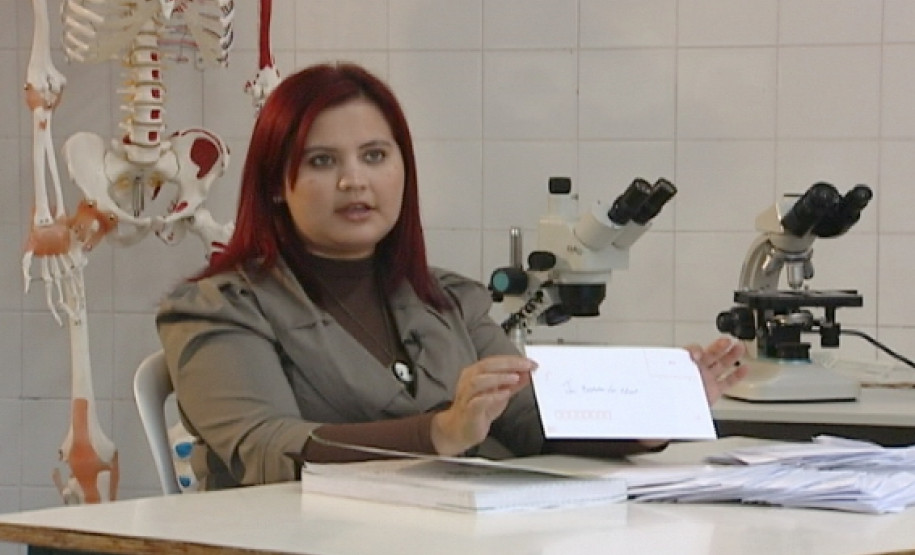 O primeiro episódio, “Biologia”, conta com a participação da professora Tânia Mara Cabral, do Colégio Estadual Campos Sales, em Campina Grande do Sul, e apresenta uma metodologia para trabalhar a teoria da abiogênese - estudo sobre a origem da vida a partir da matéria não viva.