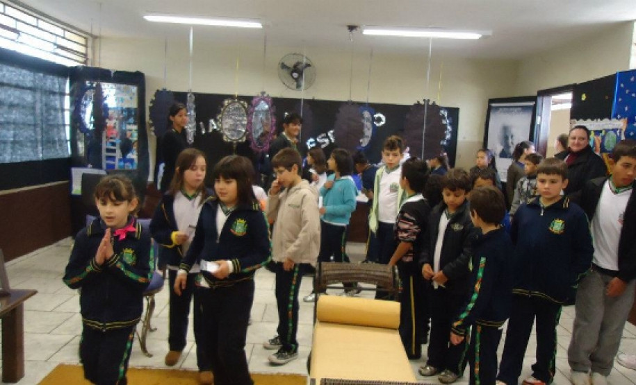 Alunos da Escola Municipal Telêmaco Carneiro em visita ao Festival do CE Rui Barbosa.