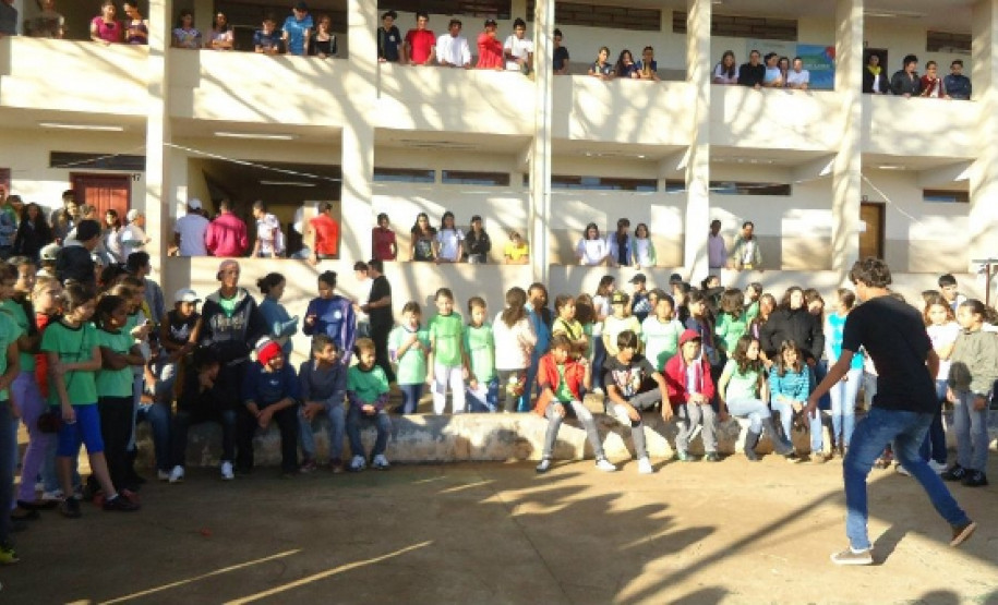 Alunos no patio durante o Festival.