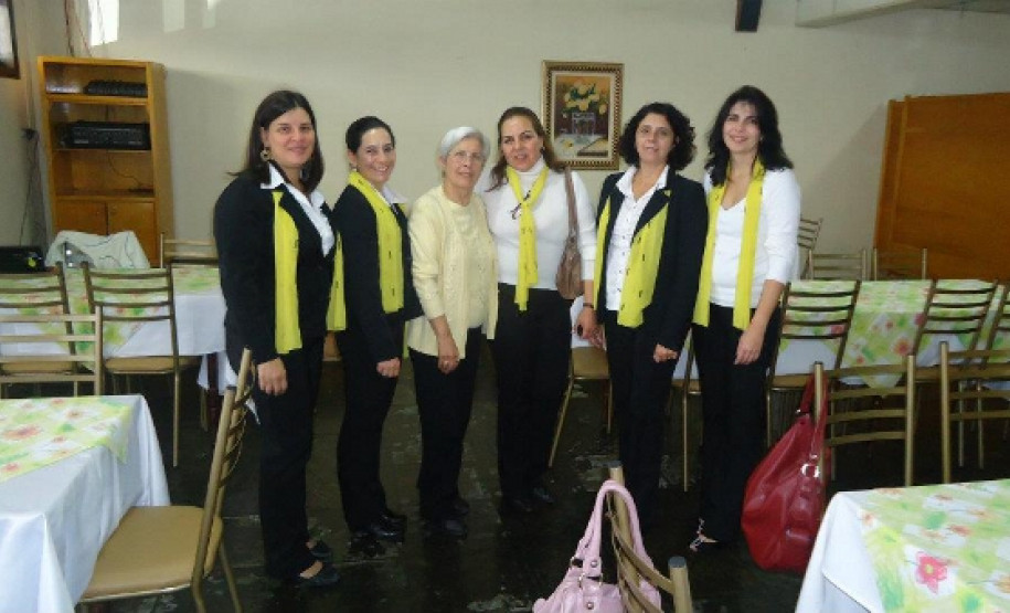 Diretora Silvana, Direção Auxiliar Santirene, Autora Adelia Maria Wolner, Prof.ª Sonia Regina e Prof.ª Ana Luiza.