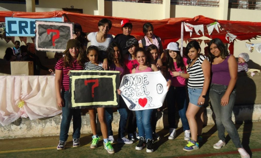 Prof.ª Nivea e alunos do Mais Educacao