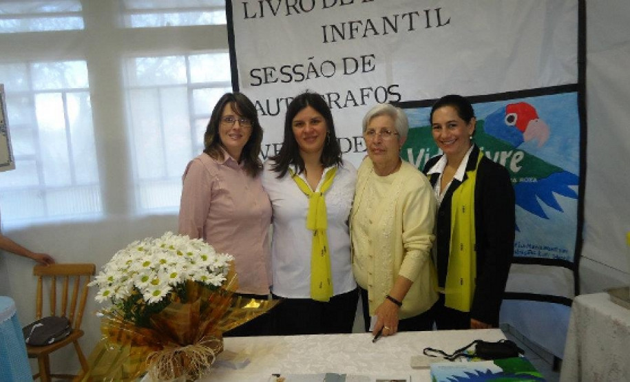 Prof.ª Sheila, diretora Silvana, autora Adelia e diretora auxiliar Santirene.