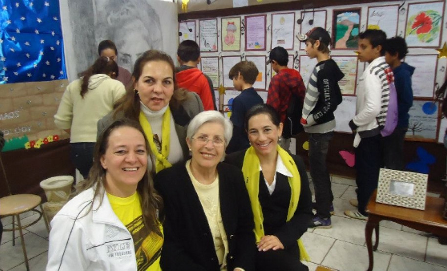 Prof.ª Sheila, diretora Silvana, autora Adelia e diretora auxiliar Santirene
