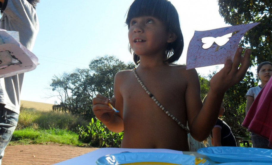 Pesquisa de campo permitiu interação entre alunos e indígenas com realização de jogos, dança e pintura.