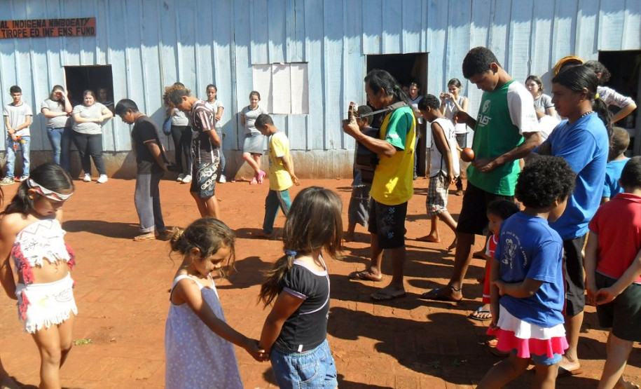 Pesquisa de campo permitiu interação entre alunos e indígenas com realização de jogos, dança e pintura.