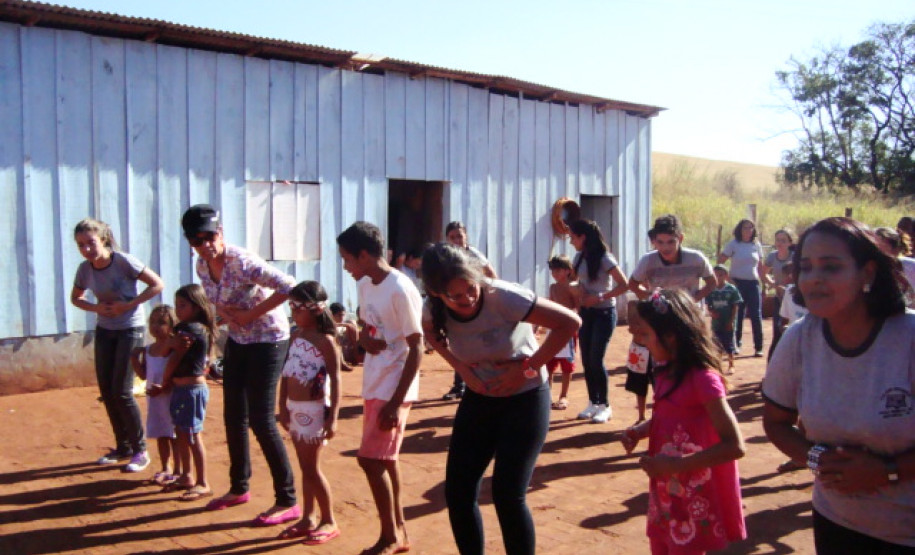 Pesquisa de campo permitiu interação entre alunos e indígenas com realização de jogos, dança e pintura.