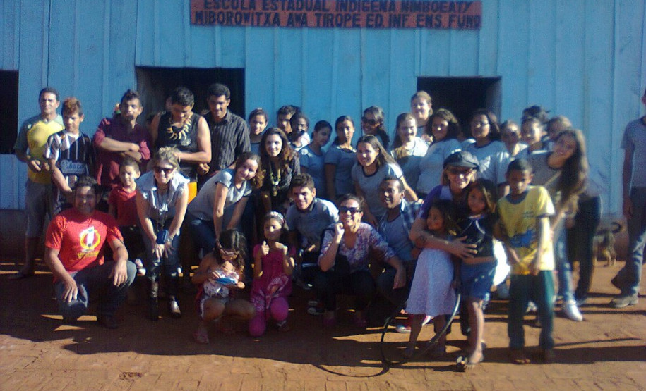 Pesquisa de campo permitiu interação entre alunos e indígenas com realização de jogos, dança e pintura.