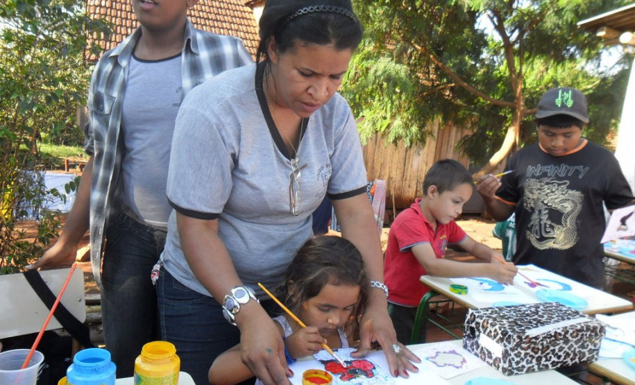 Pesquisa de campo permitiu interação entre alunos e indígenas com realização de jogos, dança e pintura.