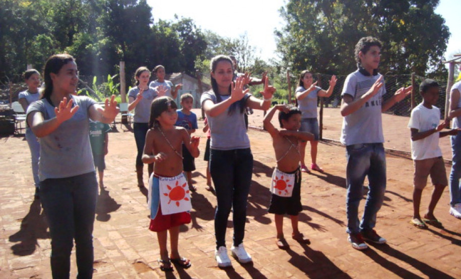 Pesquisa de campo permitiu interação entre alunos e indígenas com realização de jogos, dança e pintura.