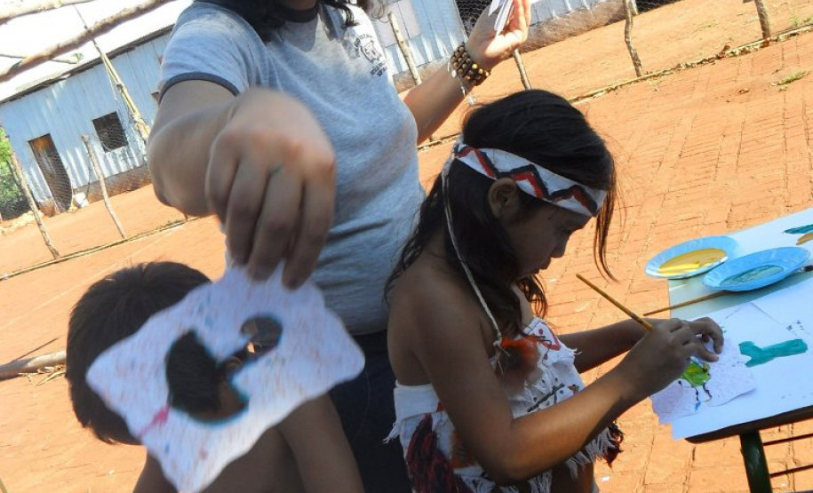Pesquisa de campo permitiu interação entre alunos e indígenas com realização de jogos, dança e pintura.