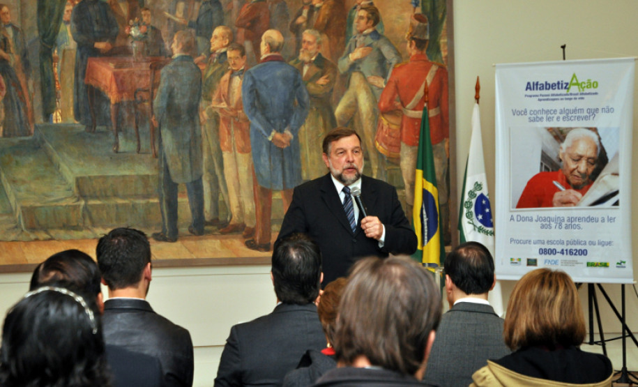 Governador em exercício, Flávio Arns.