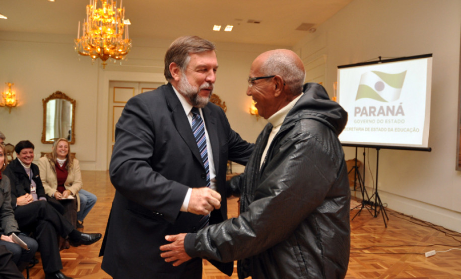 O evento reuniu representantes de entidades da sociedade civil ligadas à educação, visando a formação de uma rede para garantir o maior número de adesões ao programa, que este ano pretende atender 60 mil pessoas, entre jovens, adultos e idosos não alfabetizados.