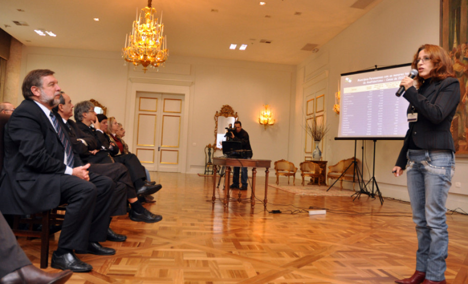 As próximas turmas do programa serão abertas em agosto, em todo o Estado. Arns destacou a importância da parceria com as entidades para identificar a clientela do programa. Segundo ele, a mobilização desta terça-feira renova o compromisso assumido pelo governo de reduzir ainda mais a taxa de analfabetismo no Estado, caminhando na direção da taxa zero.