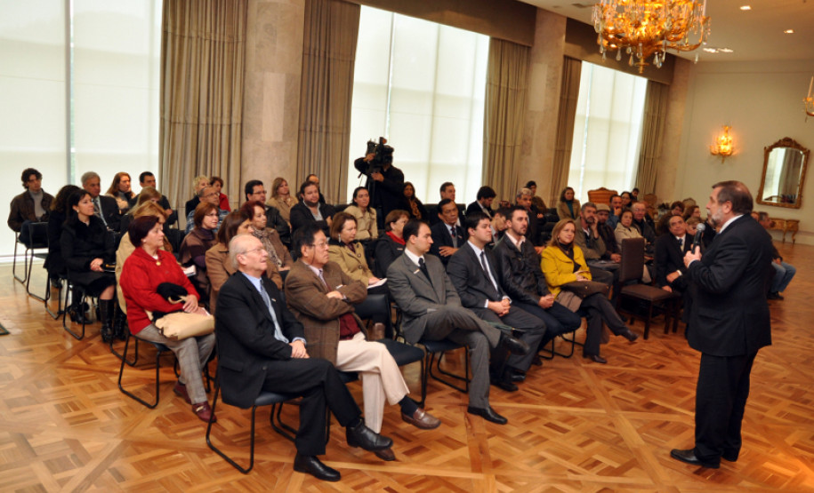 O programa Paraná Alfabetizado prevê a formação de turmas em escolas estaduais ou municipais, em centros comunitários, sedes dos sindicatos, salas das igrejas, dentre outros espaços físicos alternativos.