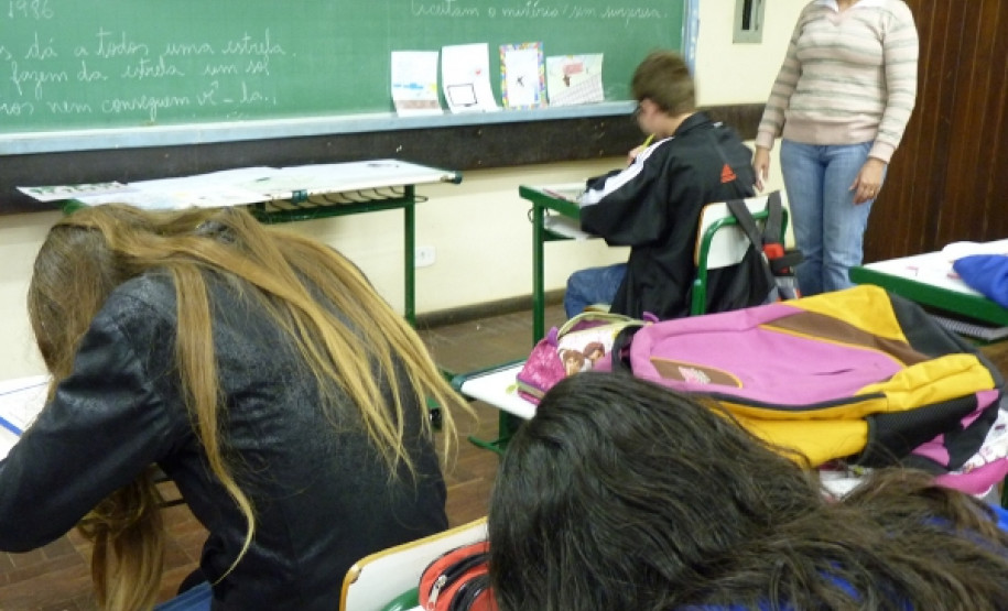 Professora Angela trabalhando a obra de Helena Kolody com os alunos do 9º ano