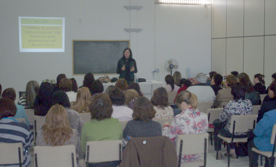 Encontro de pedagogos em Assis é encerrado com palestra