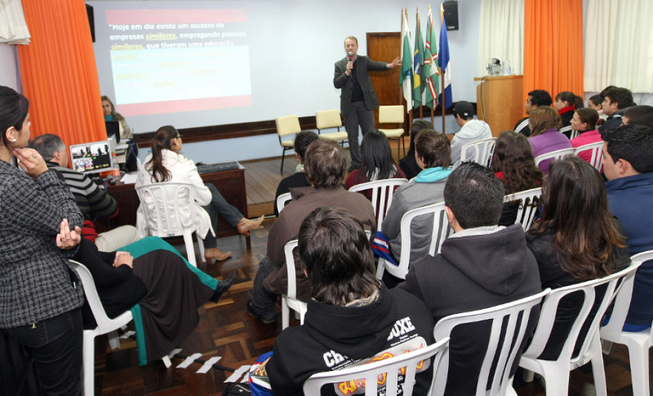 Web conferência realizada no Colégio Estadual Francisco Zardo em Santa Felicidade. Com o tema Atitudes para melhorar sua vida profissional e pessoal, mistrado pelo professor Luciano Steyer. - Curitiba/PR, 06.06.2012