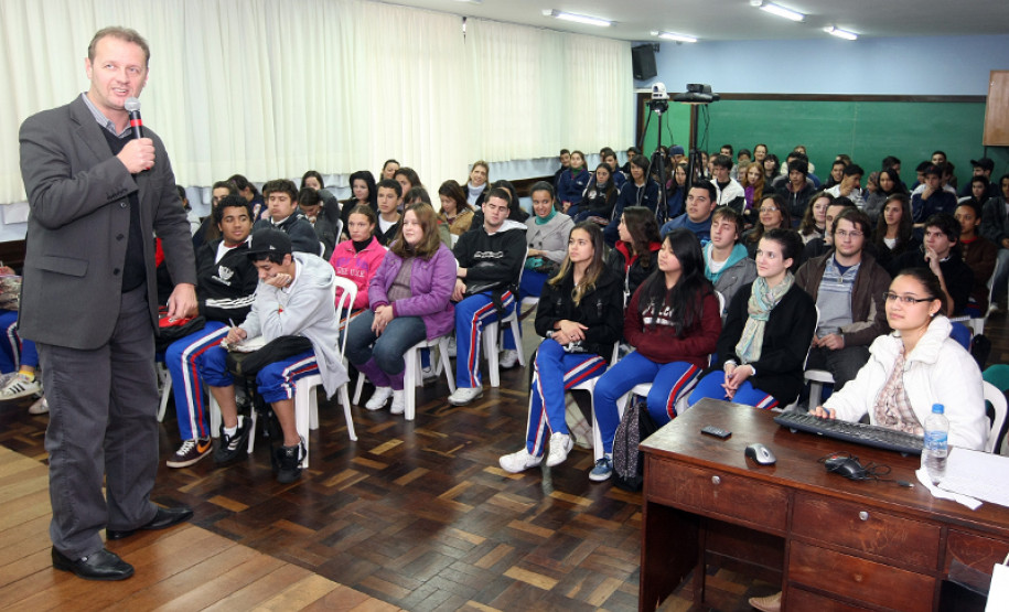 Web conferência realizada no Colégio Estadual Francisco Zardo em Santa Felicidade. Com o tema Atitudes para melhorar sua vida profissional e pessoal, mistrado pelo professor Luciano Steyer. - Curitiba/PR, 06.06.2012