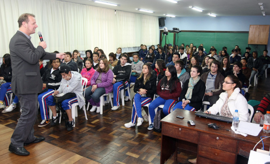 Web conferência realizada no Colégio Estadual Francisco Zardo em Santa Felicidade. Com o tema Atitudes para melhorar sua vida profissional e pessoal, mistrado pelo professor Luciano Steyer. - Curitiba/PR, 06.06.2012