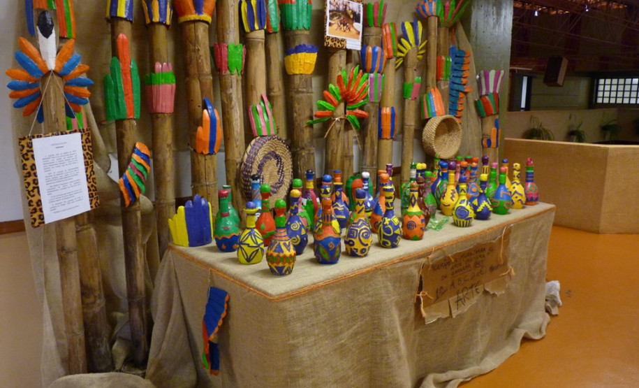 A proposta do trabalho de arte indígena foi representar a cerâmica Marajoara, que tem como característica marcante o relevo, e a arte plumária com cocares.